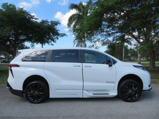 2023 Toyota Sienna XSE 7-Passenger