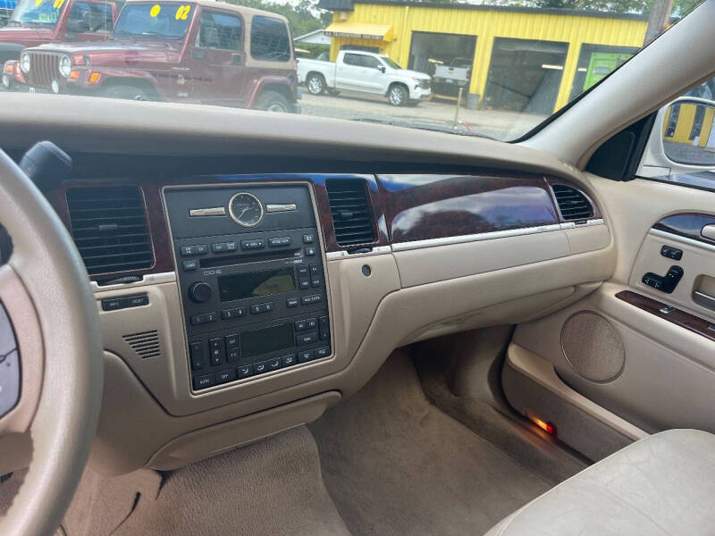 2007 Lincoln Town Car Signature Limited photo 8