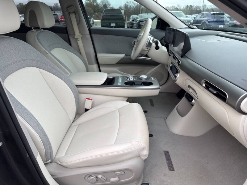 2024 Genesis GV60 Standard