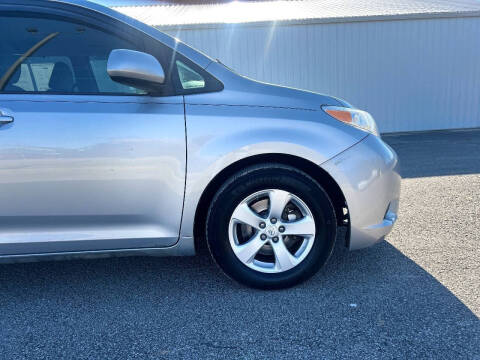 2017 Toyota Sienna LE 8-Passenger