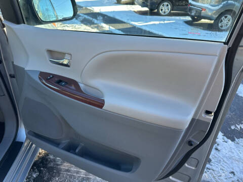 2013 Toyota Sienna XLE 8-Passenger