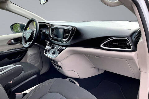2022 Chrysler Voyager LX