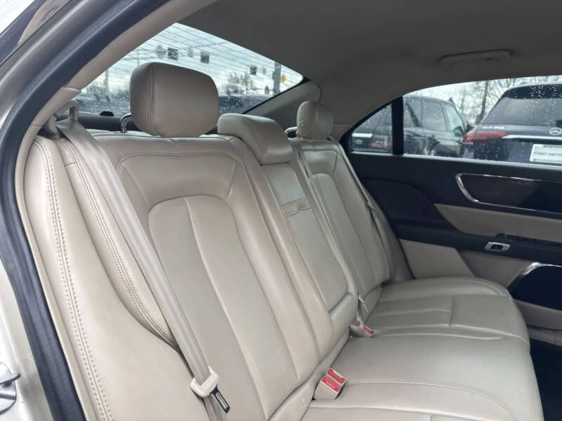 2017 Lincoln Continental Premiere