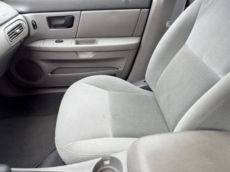 2003 Ford Taurus SE