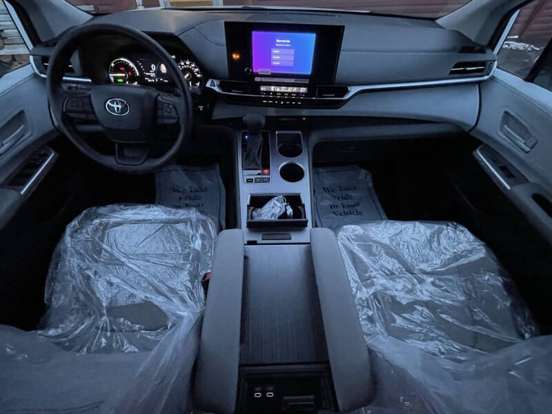 2025 Toyota Sienna LE 8-Passenger
