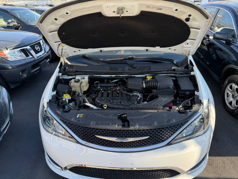 2018 Chrysler Pacifica Touring L photo 23