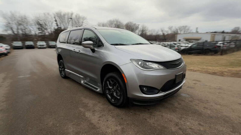 2019 Chrysler Pacifica Touring Plus photo 30