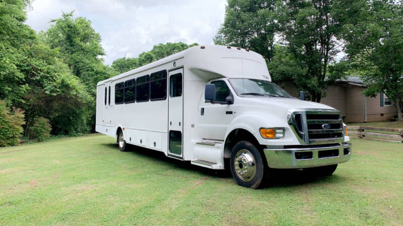 2011 Ford F-650 null photo 4