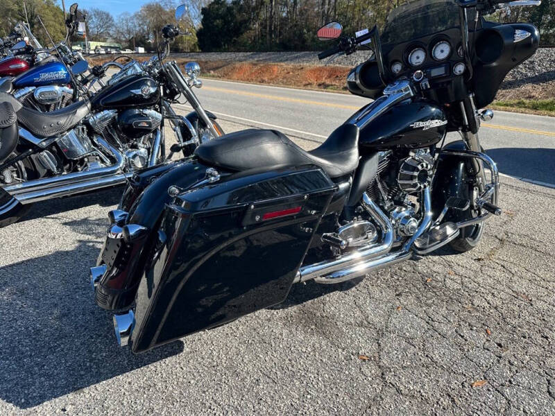 2011 Harley-Davidson FLHX -