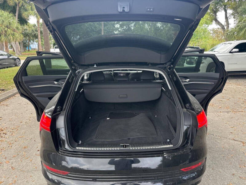 2021 Audi e-tron quattro Premium