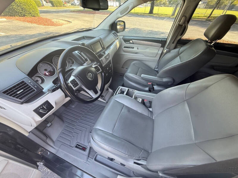 2011 Volkswagen Routan SE