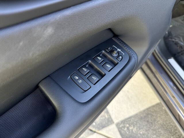 2025 Volvo XC60 B5 Plus Dark Theme