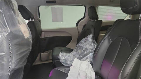 2024 Chrysler Pacifica Plug-In Hybrid Select