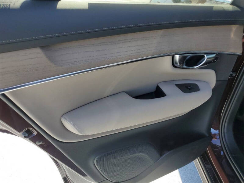 2025 Volvo XC90 B6 Core Bright Theme