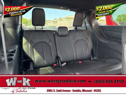 2027 Chrysler Pacifica Select