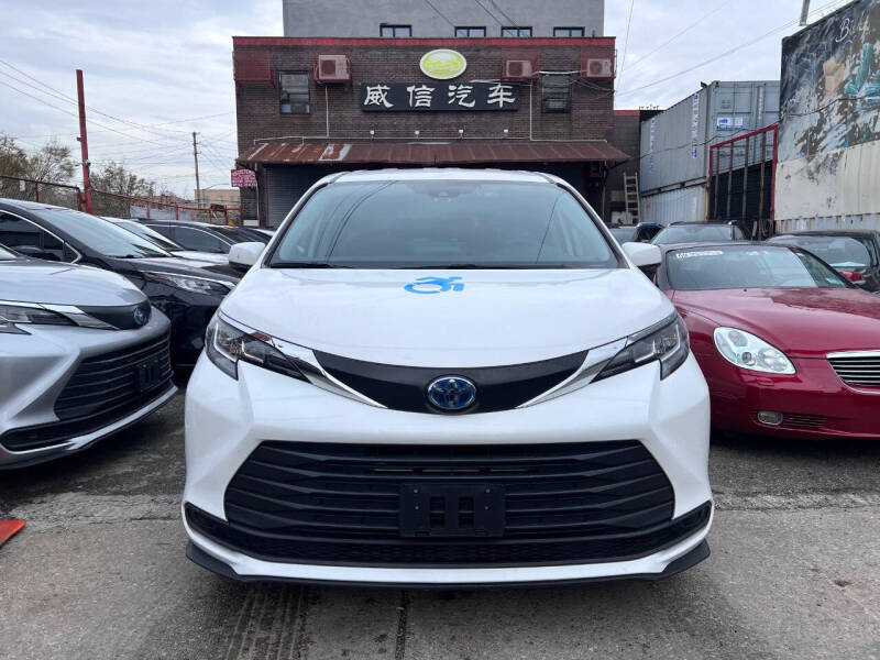 2022 Toyota Sienna LE's photo
