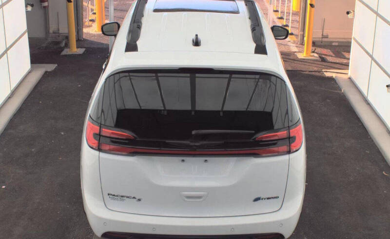 2024 Chrysler Pacifica Plug-In Hybrid Premium S Appearance