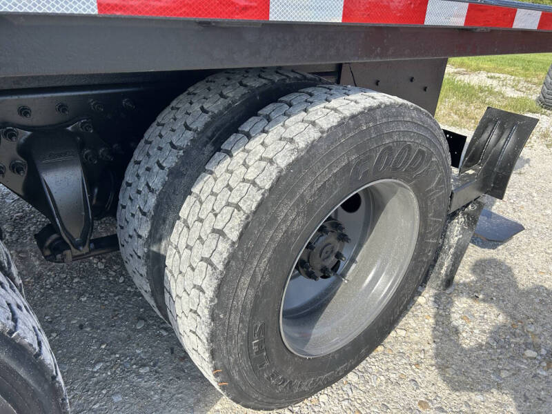 2017 Freightliner M2106 Truck