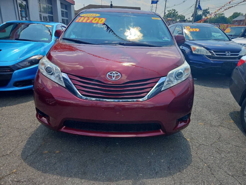 2015 Toyota Sienna LE's photo