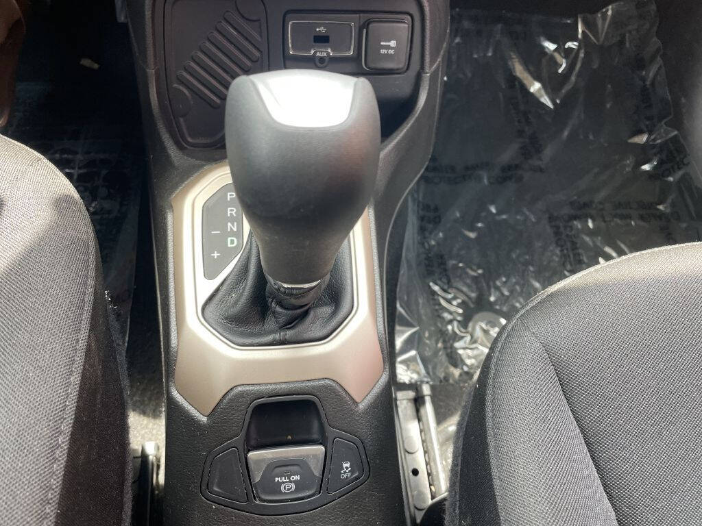 Gray 2017 Jeep Renegade Latitude Latitude 4dr SUV 10