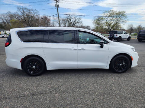2025 Chrysler Pacifica Select