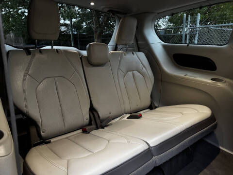 2017 Chrysler Pacifica Touring-L Plus