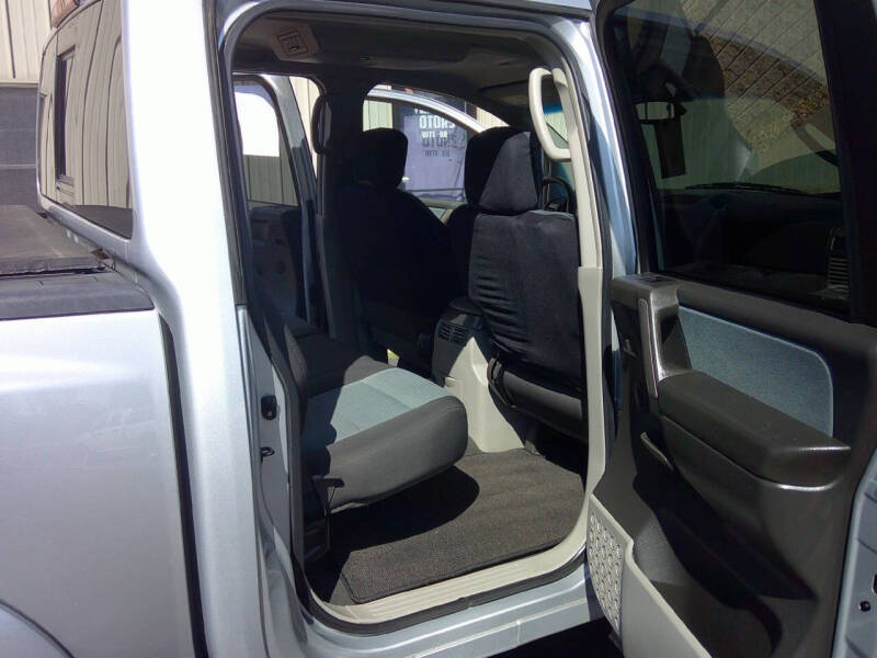 2004 Nissan Titan SE photo 14