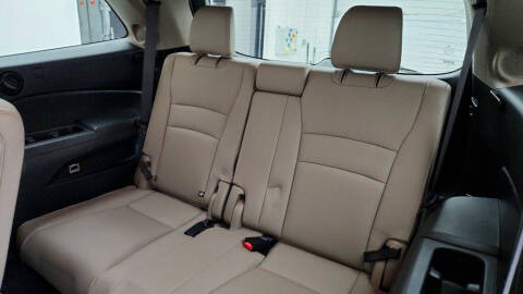 2022 Honda Pilot Touring w/Rear Captain's Chairs
