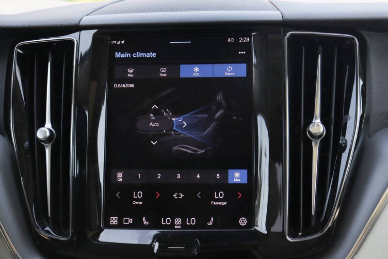 2024 Volvo XC60 B5 Core Dark Theme