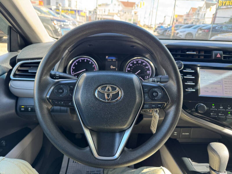 2018 Toyota Camry LE photo 14