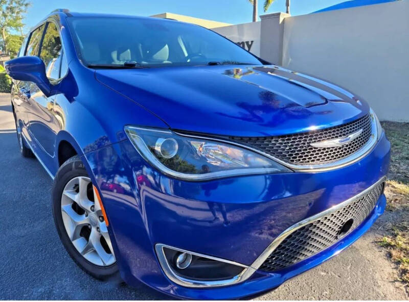 2019 Chrysler Pacifica for sale at Vice City Deals in Miami Beach FL