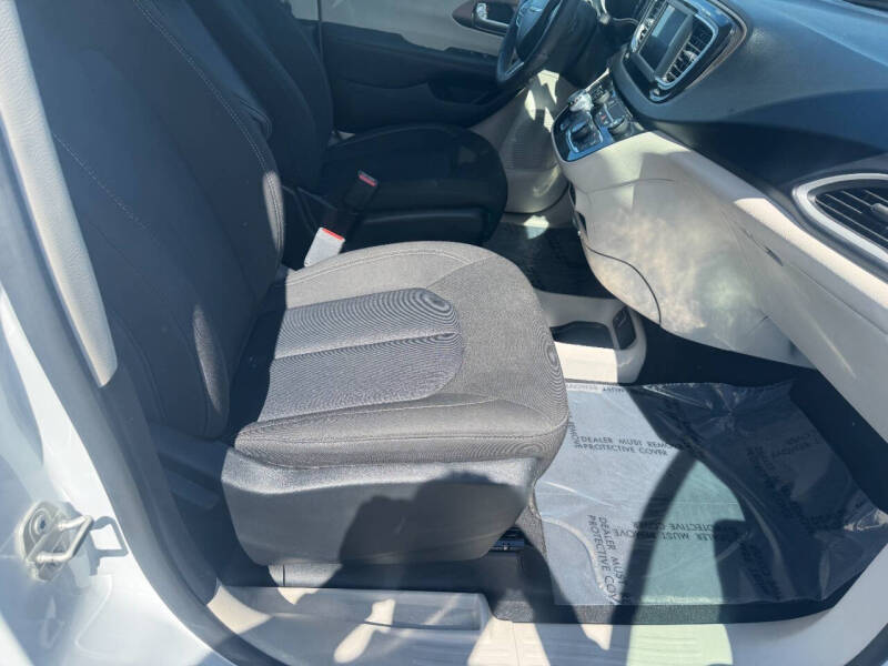 2023 Chrysler Voyager LX