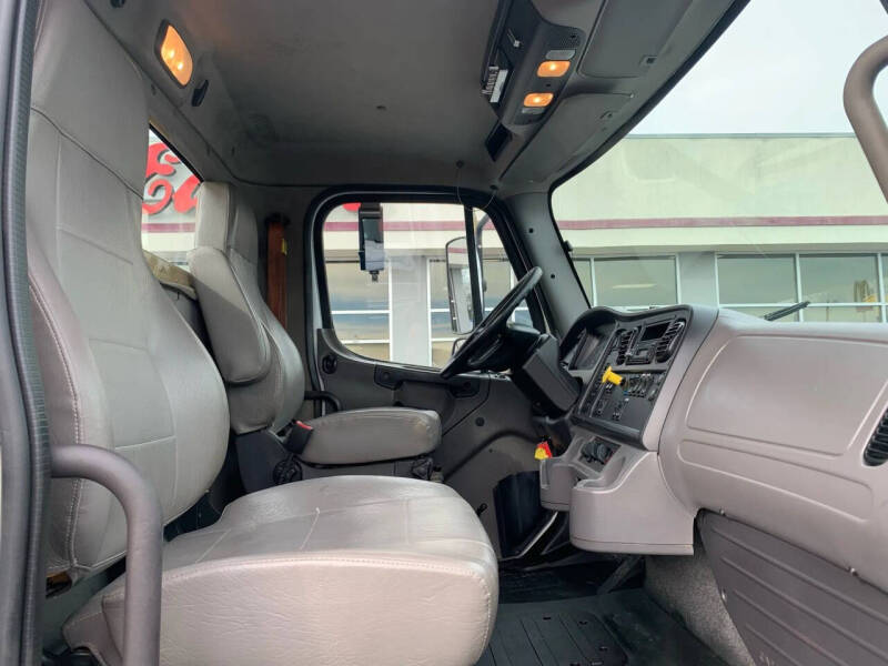 2017 Freightliner M2 106