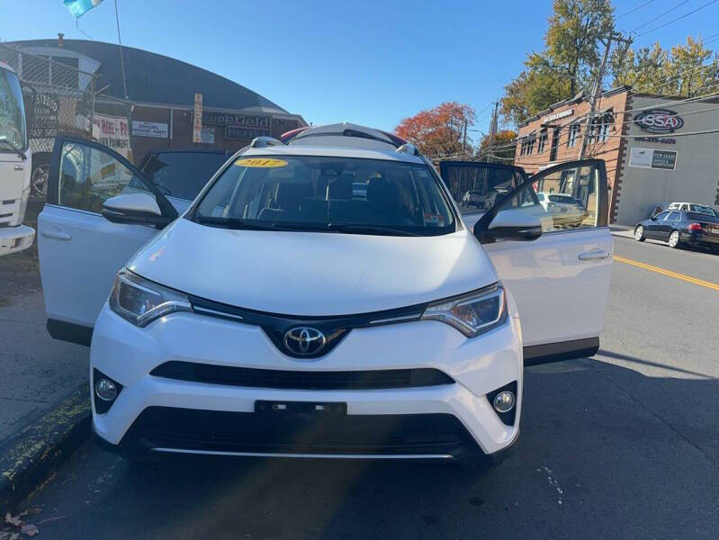 2017 Toyota RAV4 null photo 9