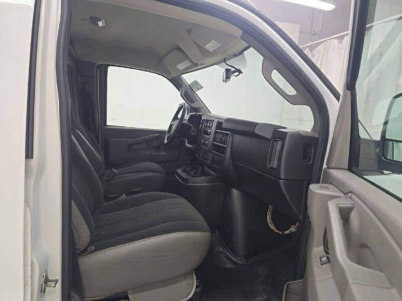 2020 GMC Savana Cargo Work Van - Photo 8