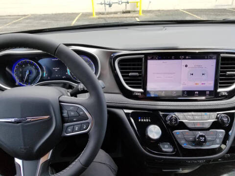 2025 Chrysler Pacifica Select