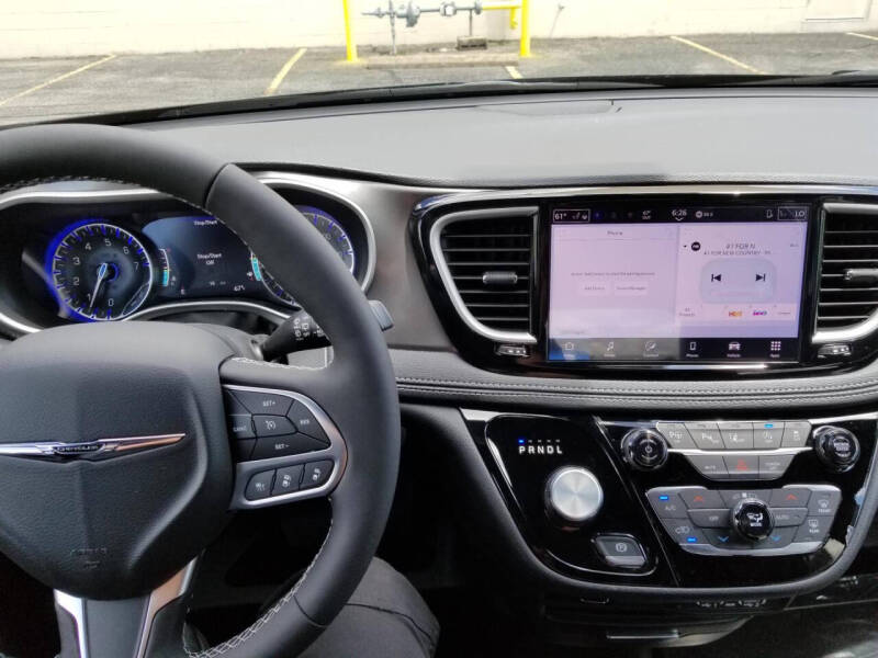 2025 Chrysler Pacifica Select