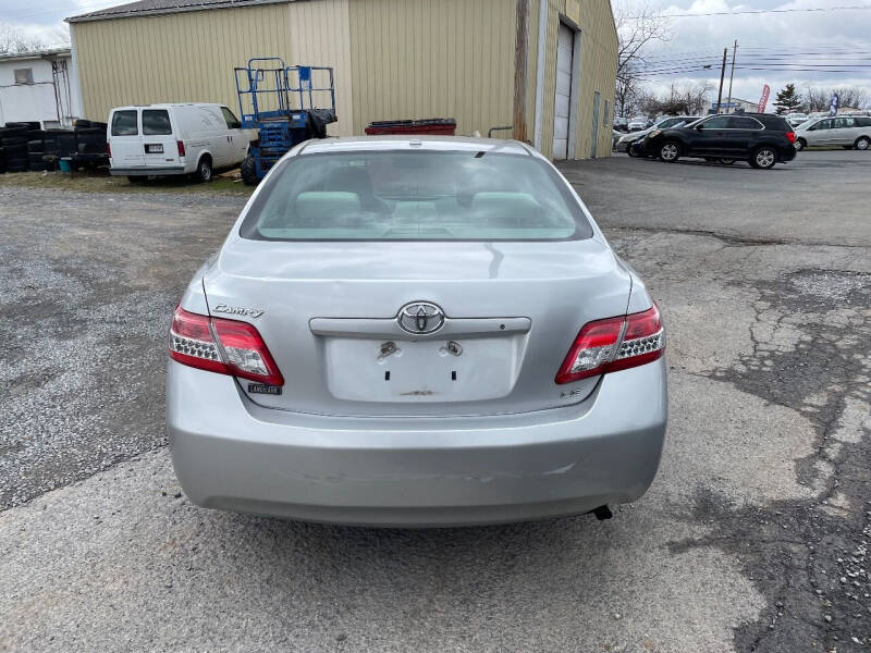 2011 Toyota Camry SE photo 4