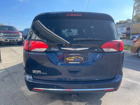 2017 Chrysler Pacifica Touring-L