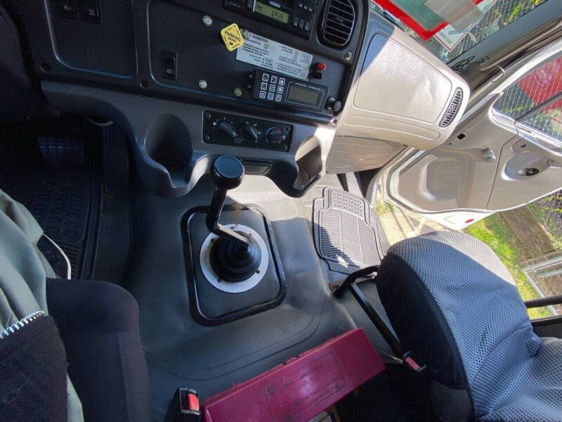 2005 Freightliner M2 106