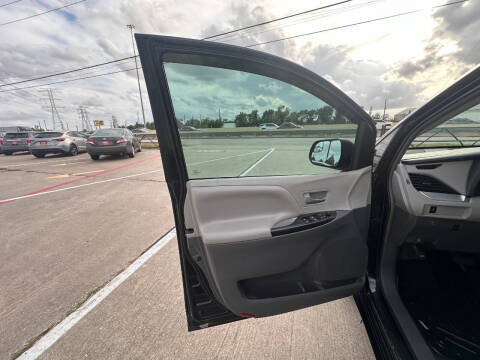 2015 Toyota Sienna LE 8-Passenger