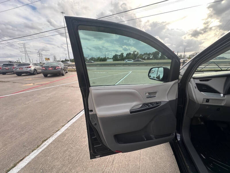 2015 Toyota Sienna LE 8-Passenger