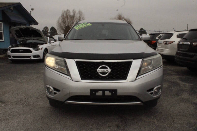 2015 Nissan Pathfinder SV's photo