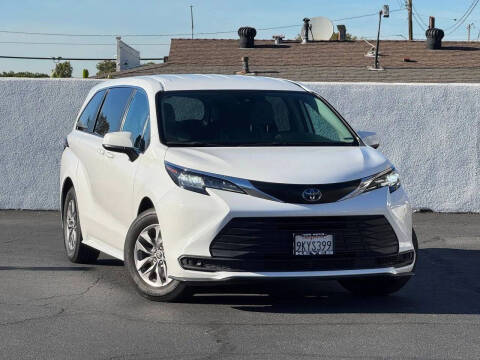 2022 Toyota Sienna LE 8-Passenger