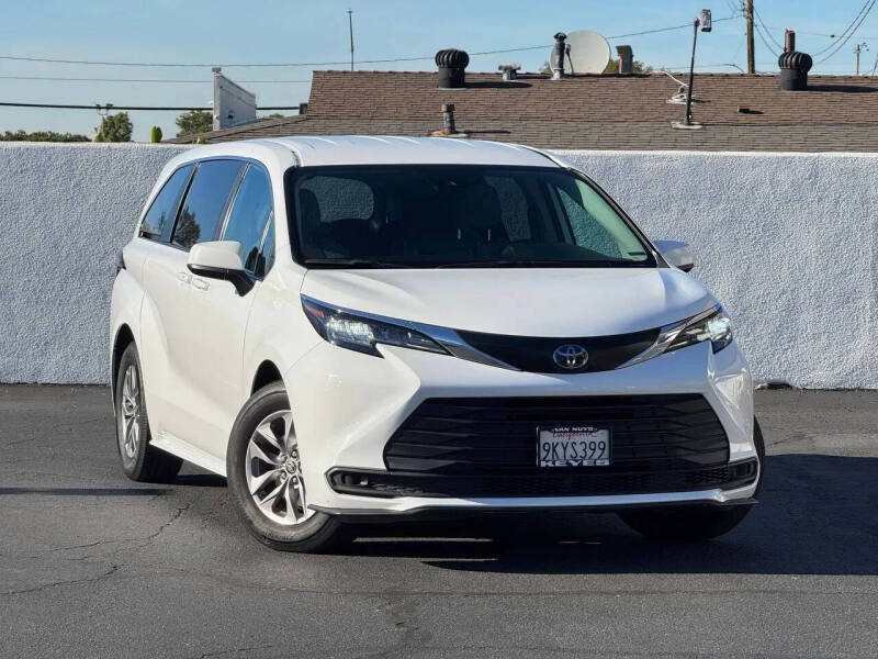 2022 Toyota Sienna LE 8-Passenger