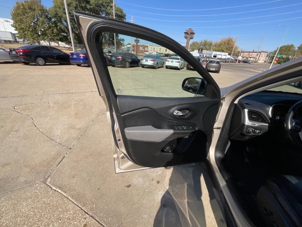 2014 Jeep Cherokee for sale at Auto Connection in Waterloo, IA