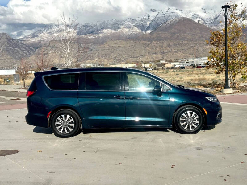 2023 Chrysler Pacifica Plug-In Hybrid Touring L