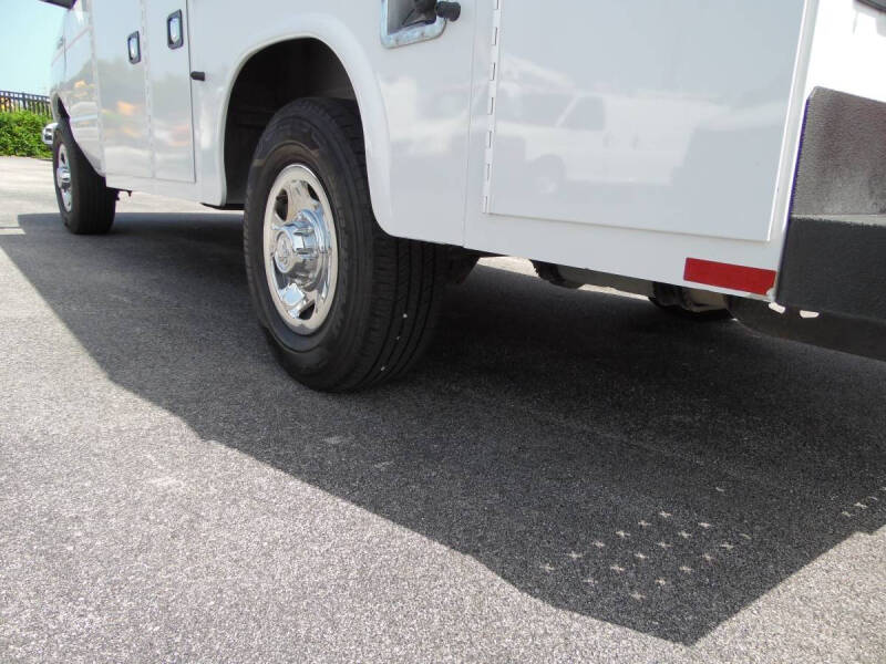 2025 Ford E-350