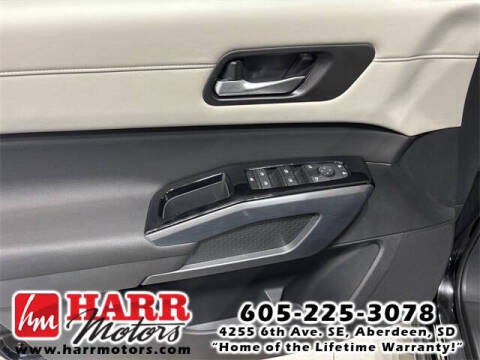 2024 Nissan Pathfinder SL