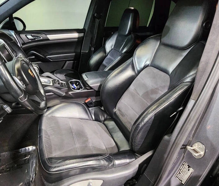 2013 Porsche Cayenne GTS